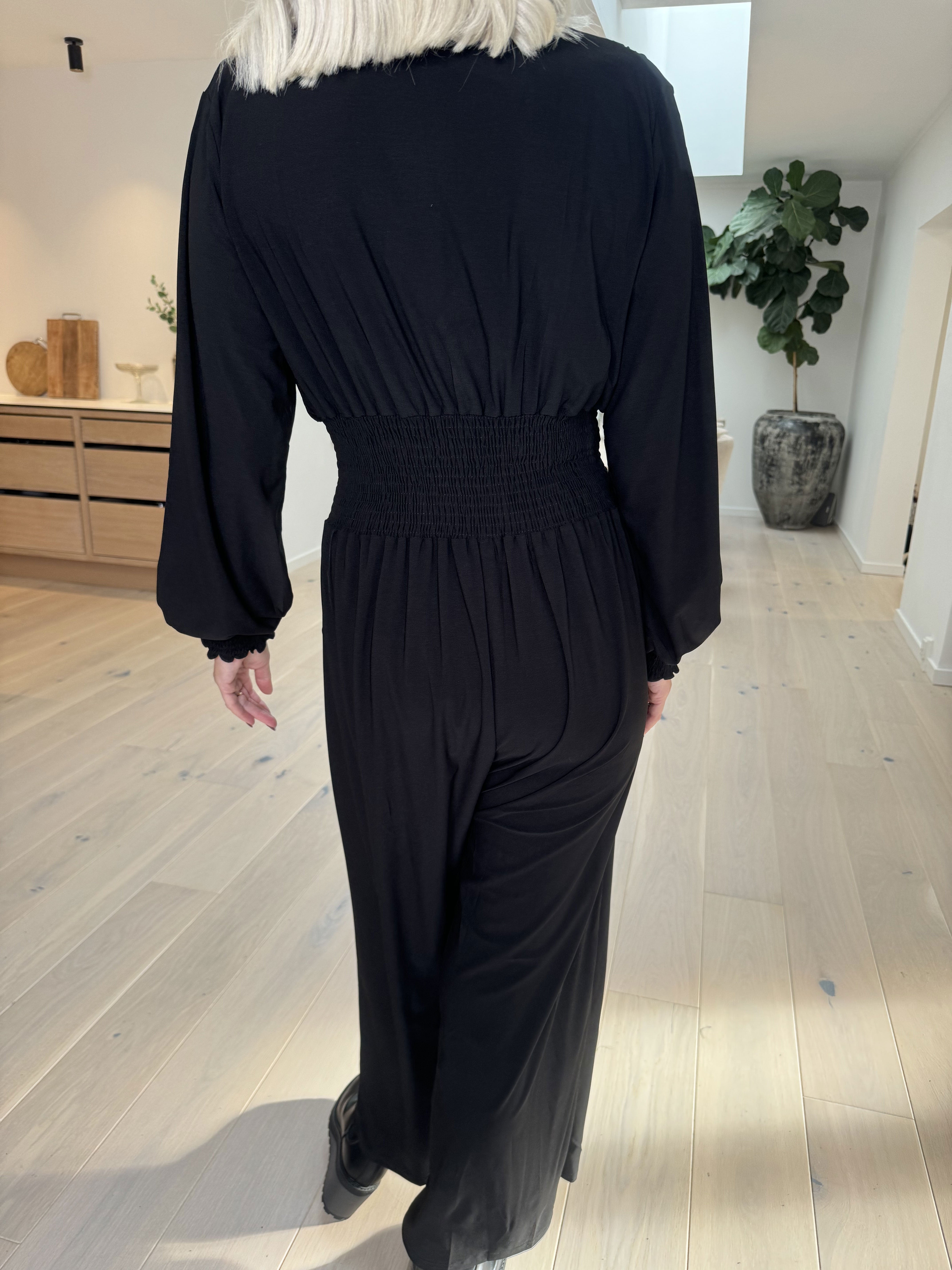 Pams Plain Jumpsuit L/S - En enfärgad jumpsuit med resår